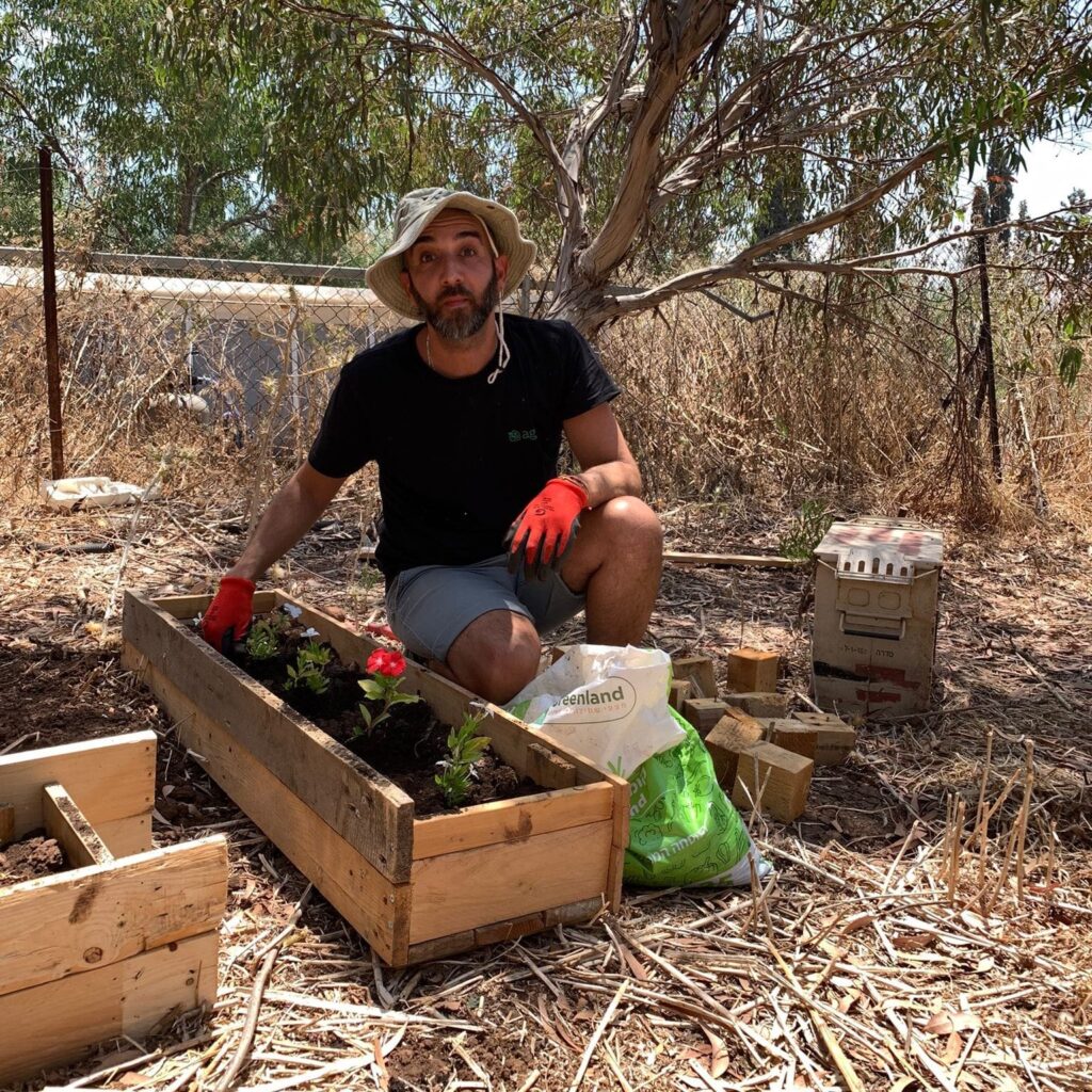 איש עובד בגינת ירק חוות מתניה