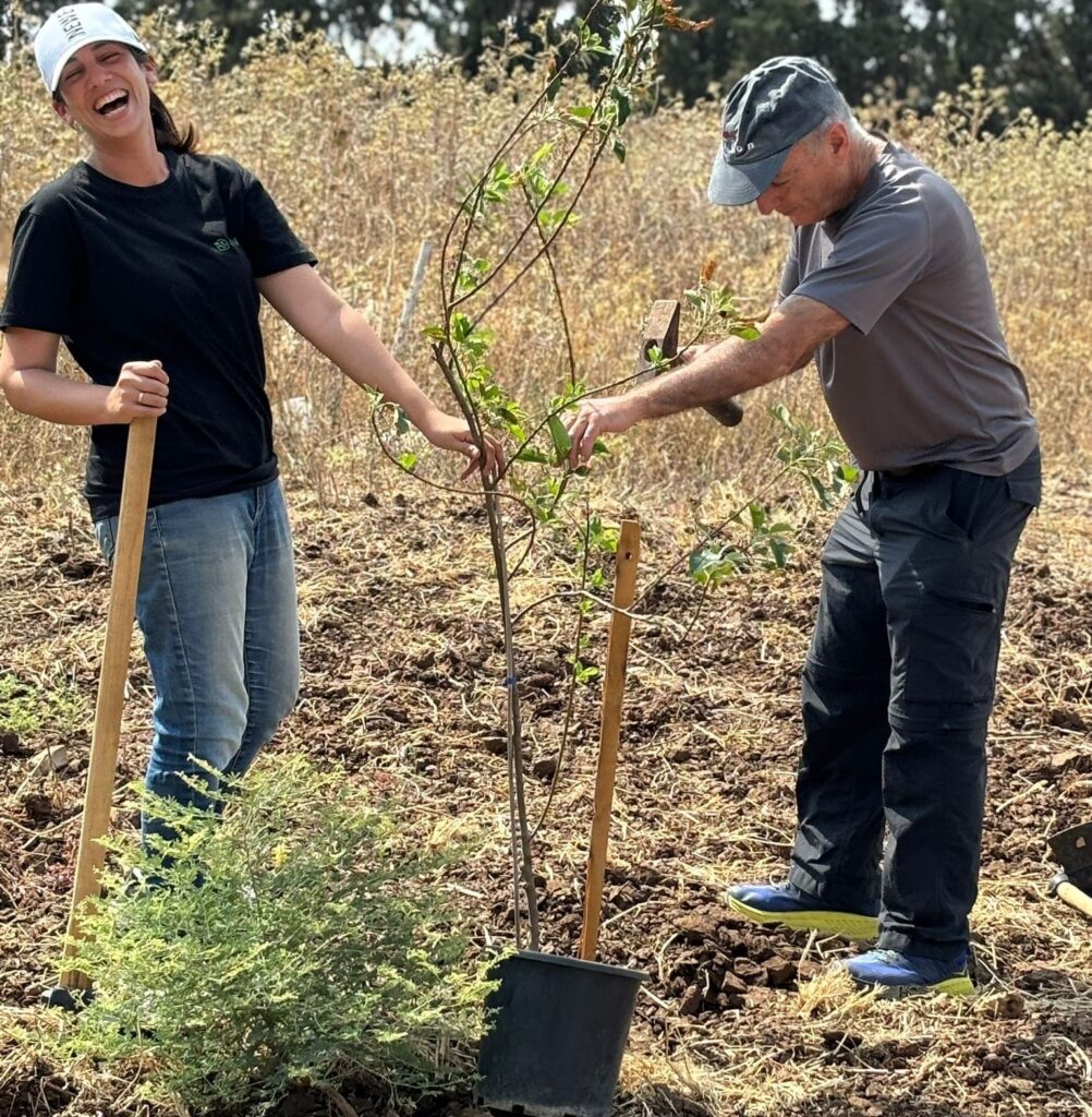 גבר ואישה עובדים בבוסתן חוות מתניה